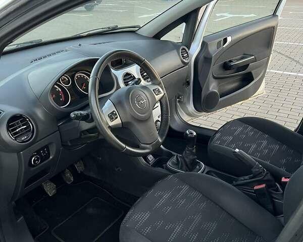 Сірий Опель Корса, об'ємом двигуна 1.36 л та пробігом 207 тис. км за 5500 $, фото 23 на Automoto.ua
