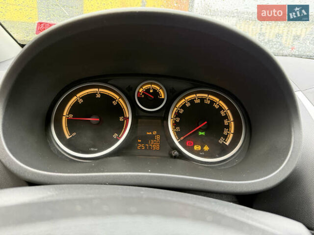 Сірий Опель Корса, об'ємом двигуна 1.3 л та пробігом 257 тис. км за 4500 $, фото 25 на Automoto.ua