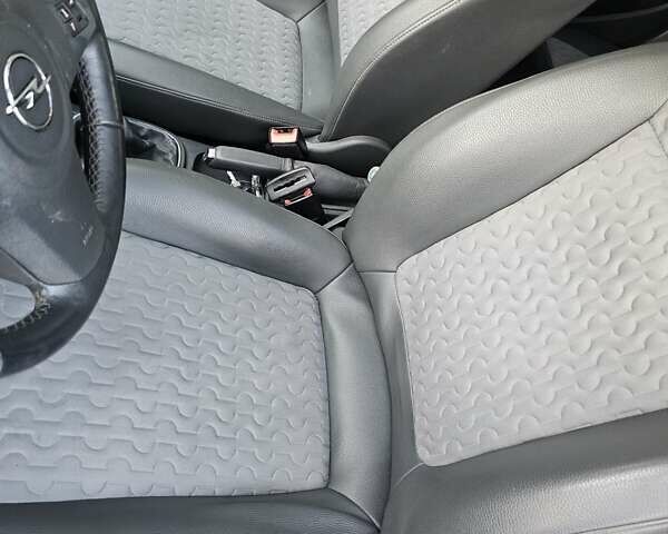 Серый Опель Корса, объемом двигателя 1.25 л и пробегом 250 тыс. км за 4999 $, фото 62 на Automoto.ua