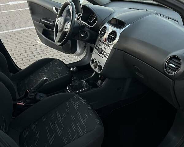 Сірий Опель Корса, об'ємом двигуна 1.36 л та пробігом 207 тис. км за 5500 $, фото 27 на Automoto.ua