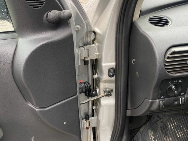 Серый Опель Корса, объемом двигателя 1 л и пробегом 150 тыс. км за 3300 $, фото 10 на Automoto.ua