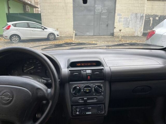 Синий Опель Корса, объемом двигателя 1.2 л и пробегом 290 тыс. км за 1500 $, фото 4 на Automoto.ua