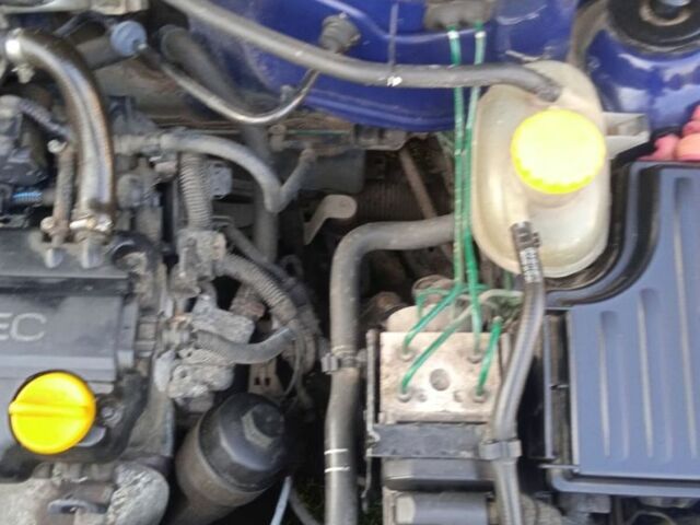 Синий Опель Корса, объемом двигателя 1.2 л и пробегом 281 тыс. км за 3000 $, фото 4 на Automoto.ua