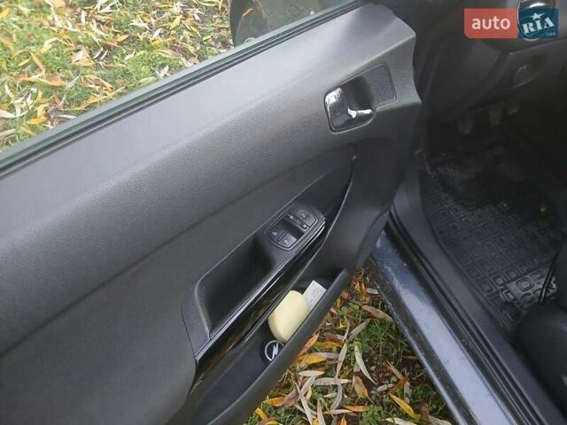 Синий Опель Корса, объемом двигателя 1.36 л и пробегом 253 тыс. км за 5000 $, фото 18 на Automoto.ua