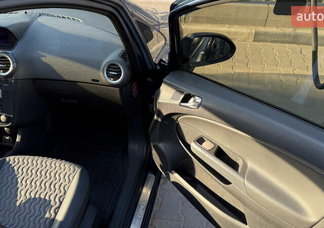 Синий Опель Корса, объемом двигателя 1.3 л и пробегом 180 тыс. км за 6300 $, фото 8 на Automoto.ua