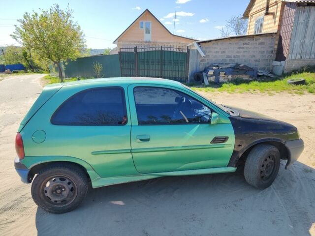 Зеленый Опель Корса, объемом двигателя 1 л и пробегом 289 тыс. км за 700 $, фото 2 на Automoto.ua