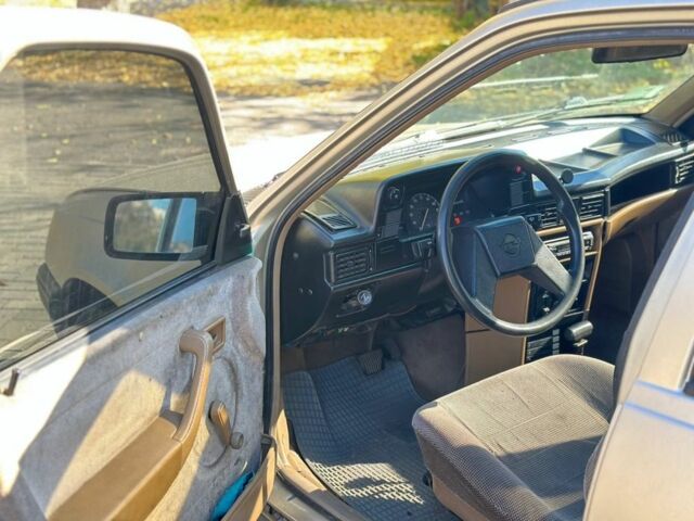 Бежевый Опель Другая, объемом двигателя 1.8 л и пробегом 200 тыс. км за 1400 $, фото 4 на Automoto.ua