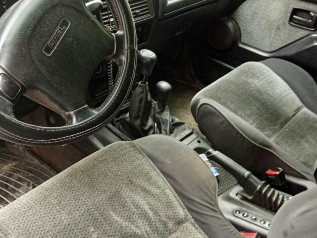 Белый Опель Фронтера, объемом двигателя 0 л и пробегом 250 тыс. км за 4700 $, фото 3 на Automoto.ua