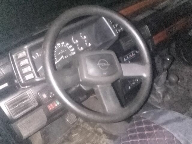 Чорний Опель Фронтера, об'ємом двигуна 2.2 л та пробігом 228 тис. км за 3553 $, фото 6 на Automoto.ua