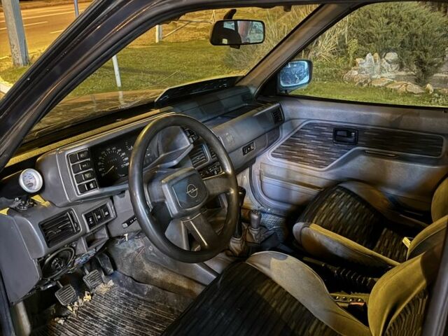 Черный Опель Фронтера, объемом двигателя 2.3 л и пробегом 300 тыс. км за 2600 $, фото 4 на Automoto.ua