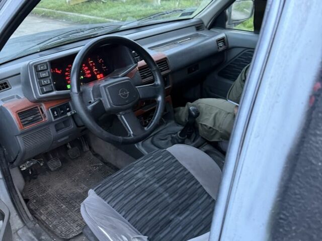 Черный Опель Фронтера, объемом двигателя 2.2 л и пробегом 300 тыс. км за 2300 $, фото 7 на Automoto.ua