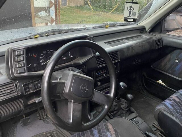 Сірий Опель Фронтера, об'ємом двигуна 2 л та пробігом 200 тис. км за 3931 $, фото 3 на Automoto.ua