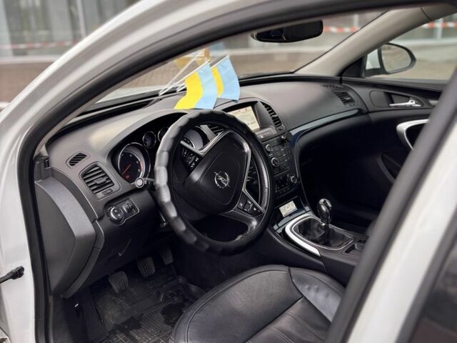 Білий Опель Інсігнія, об'ємом двигуна 2 л та пробігом 150 тис. км за 9500 $, фото 16 на Automoto.ua