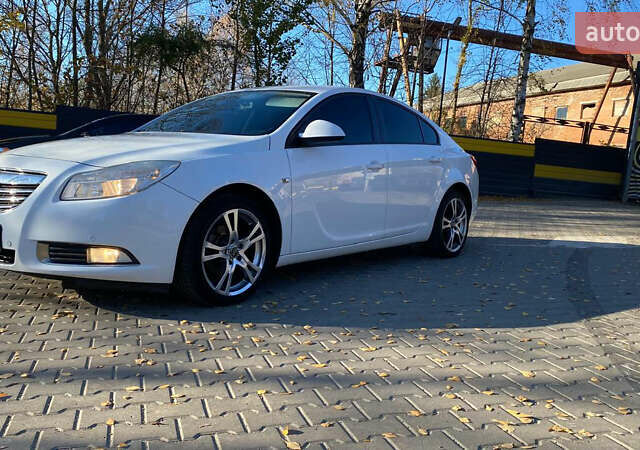 Белый Опель Инсигния, объемом двигателя 1.6 л и пробегом 200 тыс. км за 8000 $, фото 2 на Automoto.ua