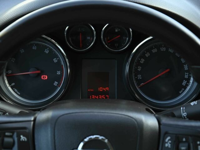 Белый Опель Инсигния, объемом двигателя 2.2 л и пробегом 134 тыс. км за 7800 $, фото 10 на Automoto.ua
