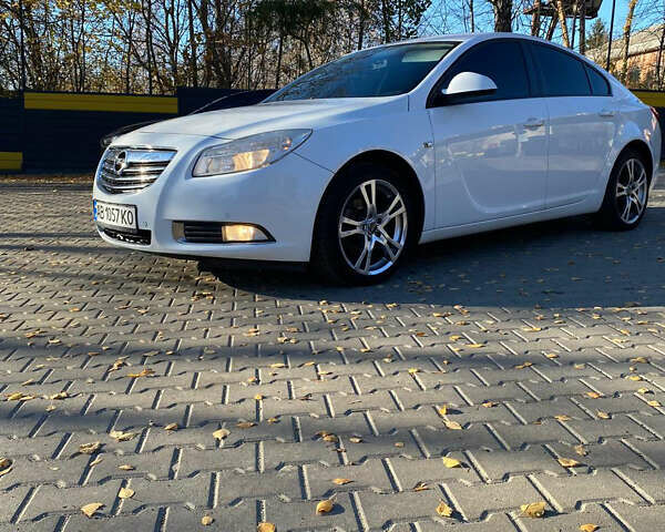 Белый Опель Инсигния, объемом двигателя 1.6 л и пробегом 200 тыс. км за 8000 $, фото 1 на Automoto.ua