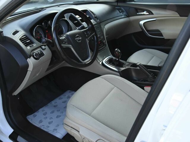 Белый Опель Инсигния, объемом двигателя 2.2 л и пробегом 134 тыс. км за 7800 $, фото 8 на Automoto.ua