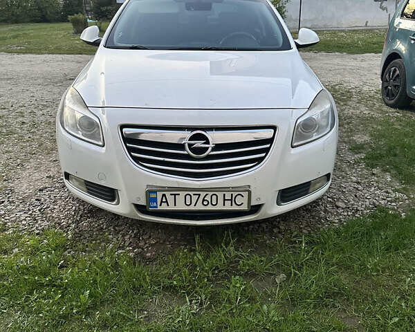 Белый Опель Инсигния, объемом двигателя 2 л и пробегом 265 тыс. км за 6500 $, фото 1 на Automoto.ua