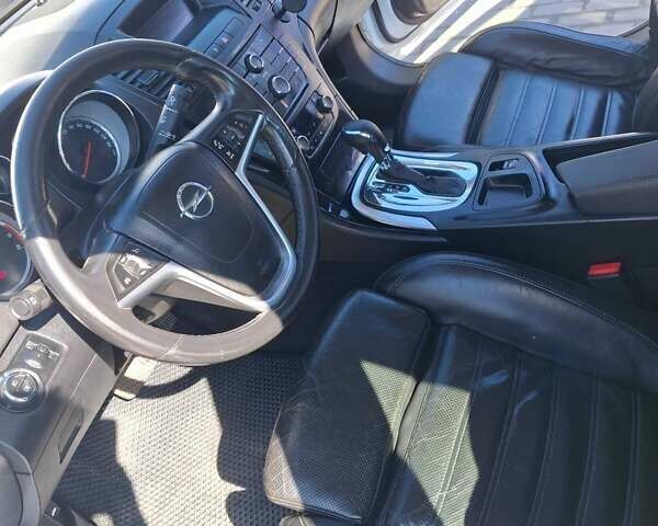 Белый Опель Инсигния, объемом двигателя 2 л и пробегом 172 тыс. км за 8300 $, фото 7 на Automoto.ua