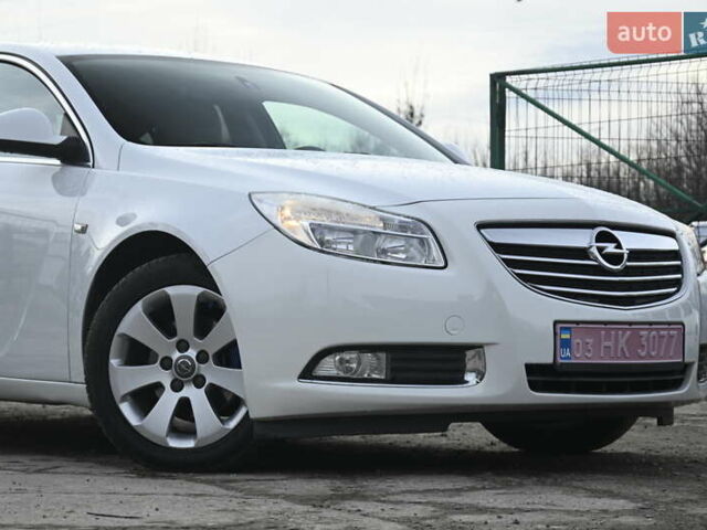 Белый Опель Инсигния, объемом двигателя 1.8 л и пробегом 134 тыс. км за 7700 $, фото 2 на Automoto.ua