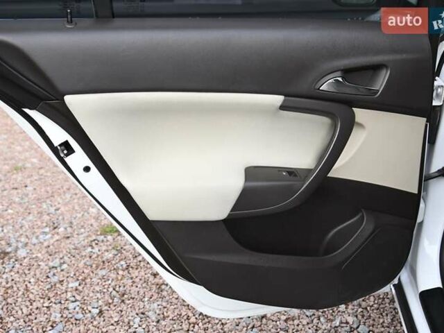 Белый Опель Инсигния, объемом двигателя 1.8 л и пробегом 134 тыс. км за 7700 $, фото 19 на Automoto.ua