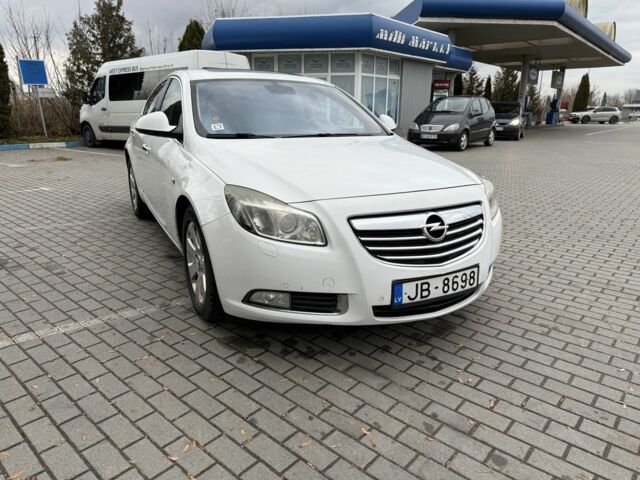 Белый Опель Инсигния, объемом двигателя 2 л и пробегом 363 тыс. км за 3300 $, фото 1 на Automoto.ua