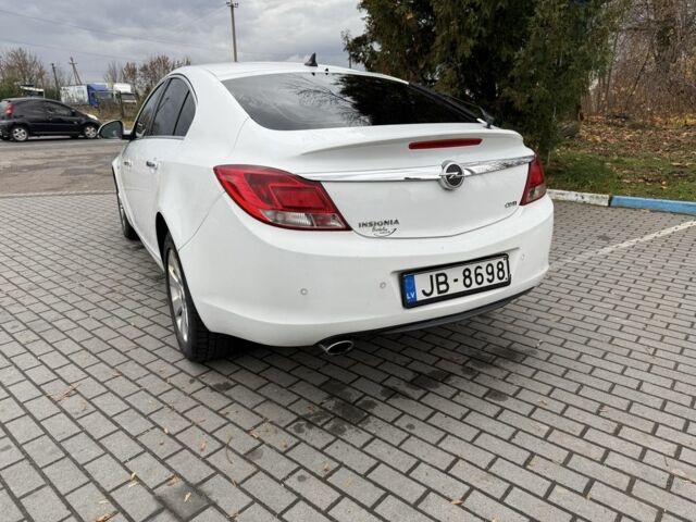 Белый Опель Инсигния, объемом двигателя 2 л и пробегом 363 тыс. км за 3300 $, фото 3 на Automoto.ua