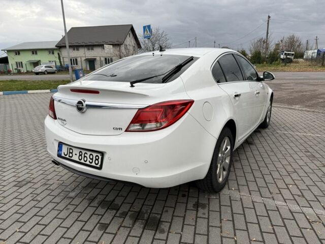 Белый Опель Инсигния, объемом двигателя 2 л и пробегом 363 тыс. км за 3300 $, фото 2 на Automoto.ua