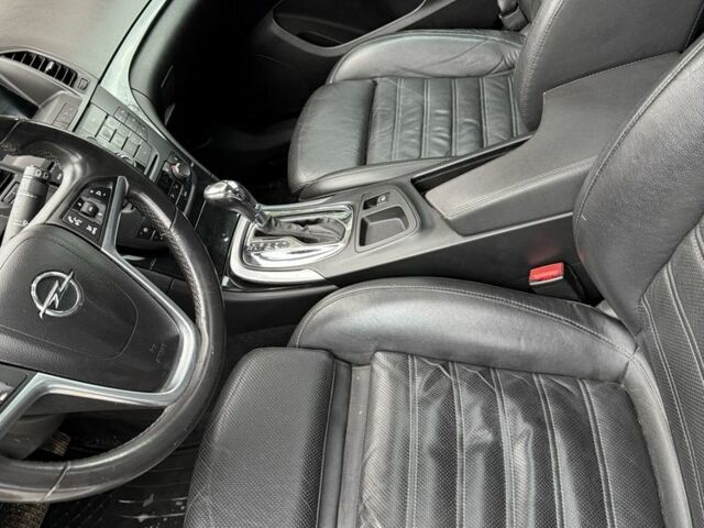 Белый Опель Инсигния, объемом двигателя 2 л и пробегом 363 тыс. км за 3300 $, фото 6 на Automoto.ua