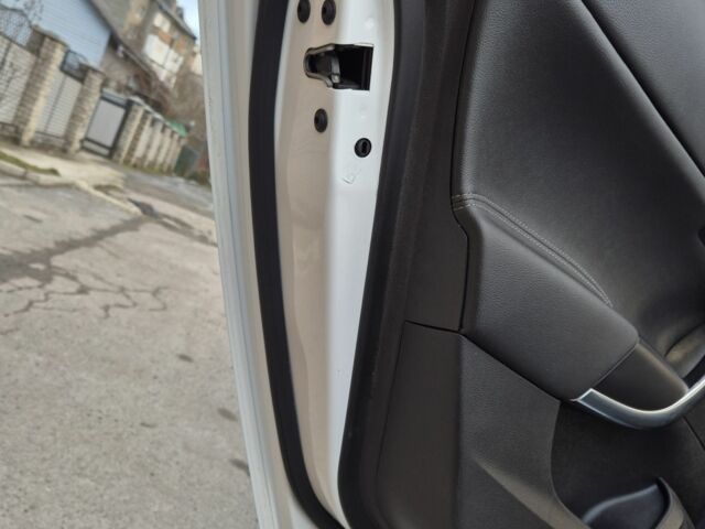 Білий Опель Інсігнія, об'ємом двигуна 2 л та пробігом 145 тис. км за 8950 $, фото 11 на Automoto.ua