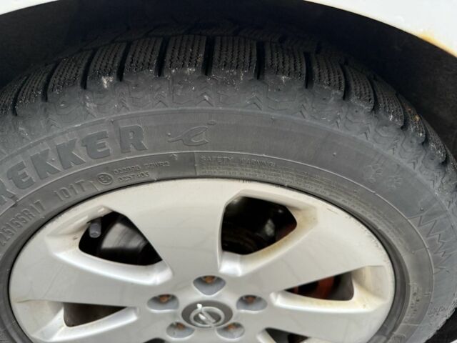 Белый Опель Инсигния, объемом двигателя 2 л и пробегом 363 тыс. км за 3300 $, фото 4 на Automoto.ua