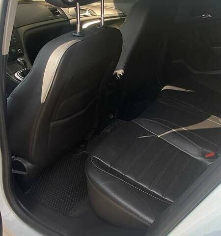 Белый Опель Инсигния, объемом двигателя 1.96 л и пробегом 212 тыс. км за 8800 $, фото 6 на Automoto.ua