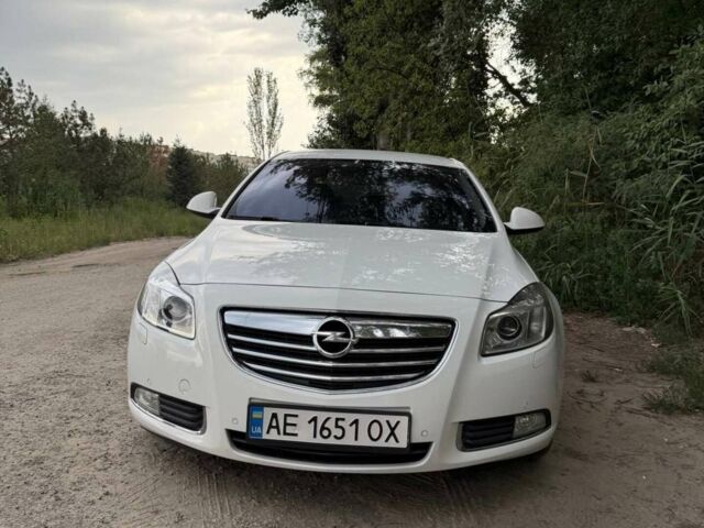 Белый Опель Инсигния, объемом двигателя 2 л и пробегом 165 тыс. км за 9200 $, фото 1 на Automoto.ua