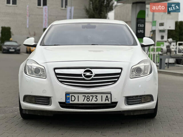 Белый Опель Инсигния, объемом двигателя 2 л и пробегом 325 тыс. км за 5350 $, фото 1 на Automoto.ua