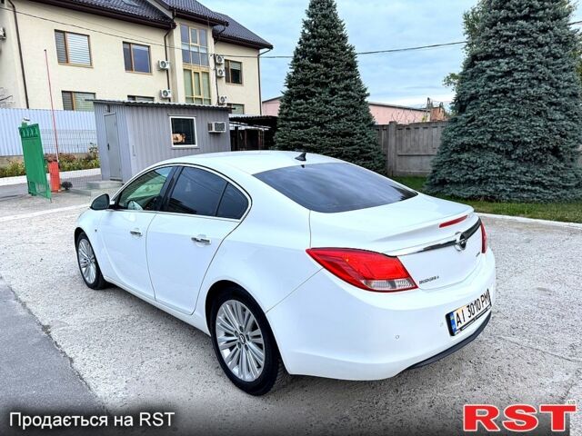 Белый Опель Инсигния, объемом двигателя 2 л и пробегом 225 тыс. км за 8900 $, фото 2 на Automoto.ua