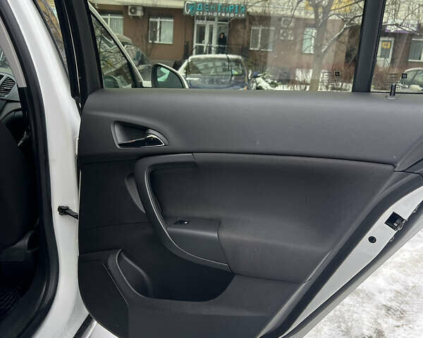 Белый Опель Инсигния, объемом двигателя 2 л и пробегом 177 тыс. км за 7400 $, фото 33 на Automoto.ua