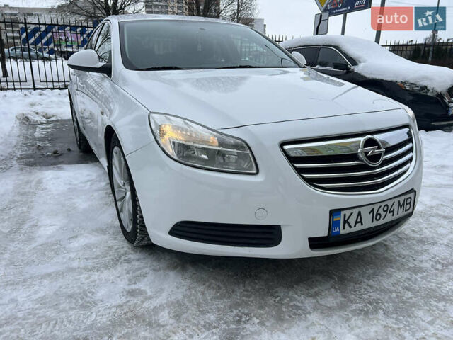 Белый Опель Инсигния, объемом двигателя 2 л и пробегом 177 тыс. км за 7400 $, фото 1 на Automoto.ua