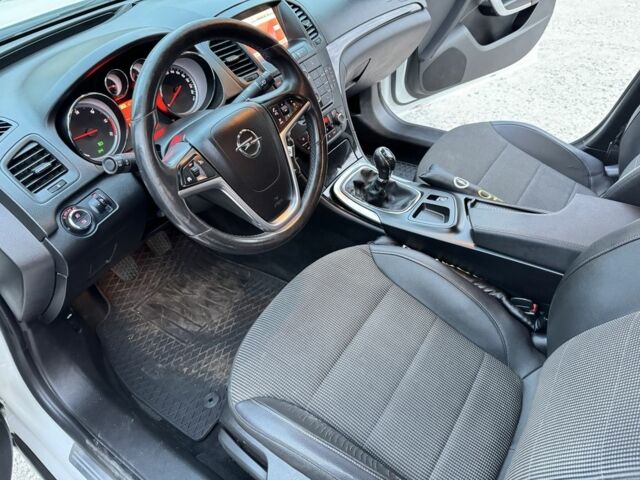 Білий Опель Інсігнія, об'ємом двигуна 2 л та пробігом 225 тис. км за 8300 $, фото 2 на Automoto.ua