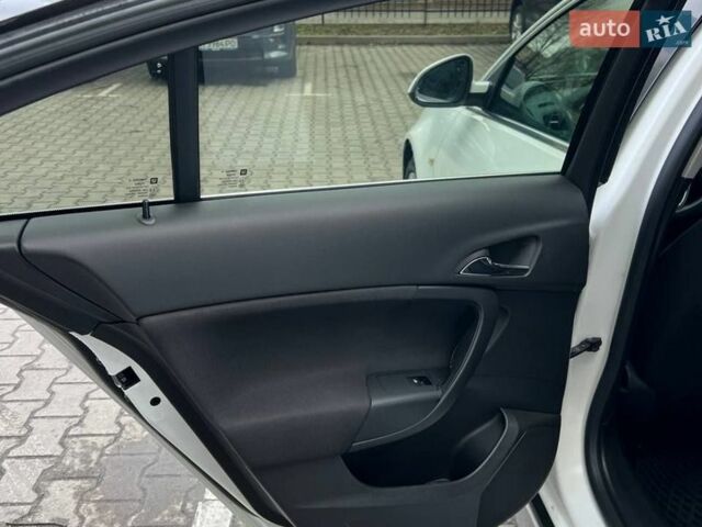 Білий Опель Інсігнія, об'ємом двигуна 2 л та пробігом 178 тис. км за 6800 $, фото 14 на Automoto.ua