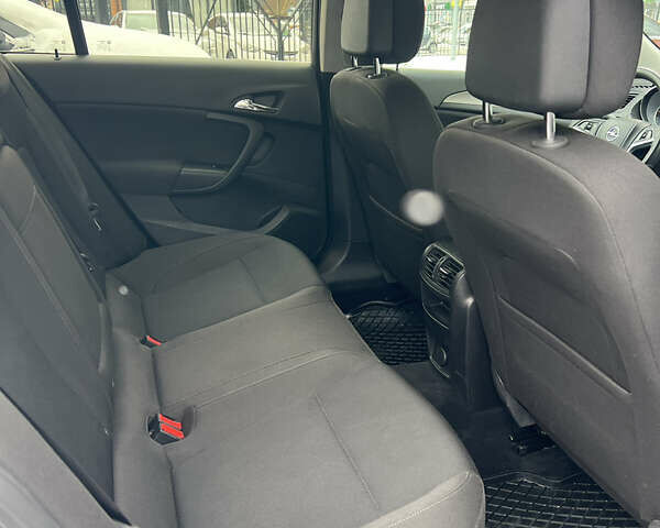 Белый Опель Инсигния, объемом двигателя 2 л и пробегом 177 тыс. км за 7400 $, фото 34 на Automoto.ua