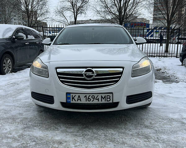Белый Опель Инсигния, объемом двигателя 2 л и пробегом 177 тыс. км за 7400 $, фото 7 на Automoto.ua