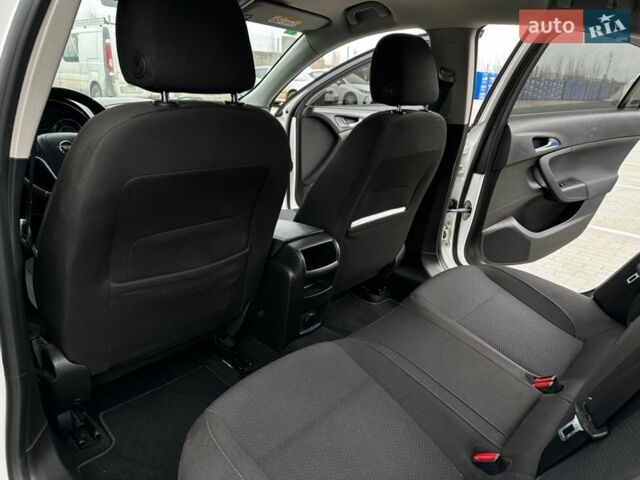 Белый Опель Инсигния, объемом двигателя 1.6 л и пробегом 208 тыс. км за 10300 $, фото 16 на Automoto.ua