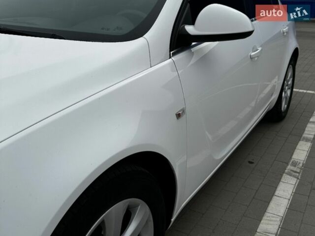 Белый Опель Инсигния, объемом двигателя 1.6 л и пробегом 208 тыс. км за 10300 $, фото 3 на Automoto.ua