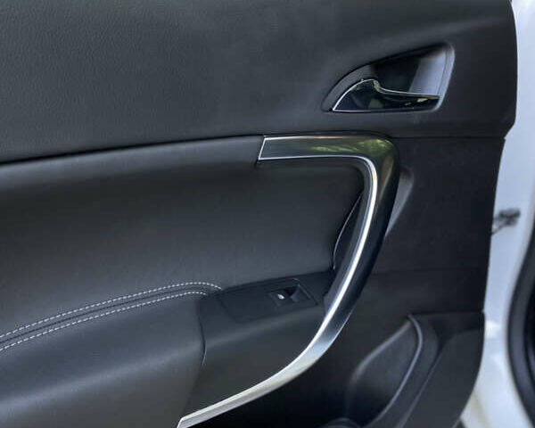 Белый Опель Инсигния, объемом двигателя 1.6 л и пробегом 180 тыс. км за 11200 $, фото 18 на Automoto.ua