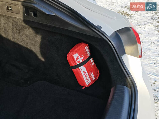 Белый Опель Инсигния, объемом двигателя 2 л и пробегом 182 тыс. км за 17500 $, фото 47 на Automoto.ua