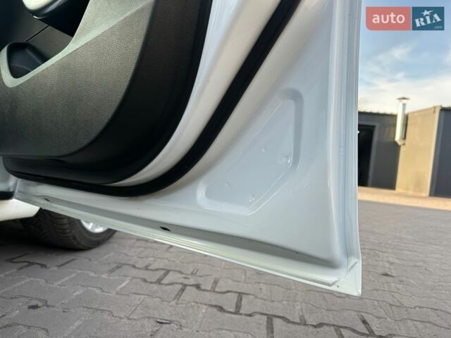 Белый Опель Инсигния, объемом двигателя 1.8 л и пробегом 126 тыс. км за 8199 $, фото 45 на Automoto.ua