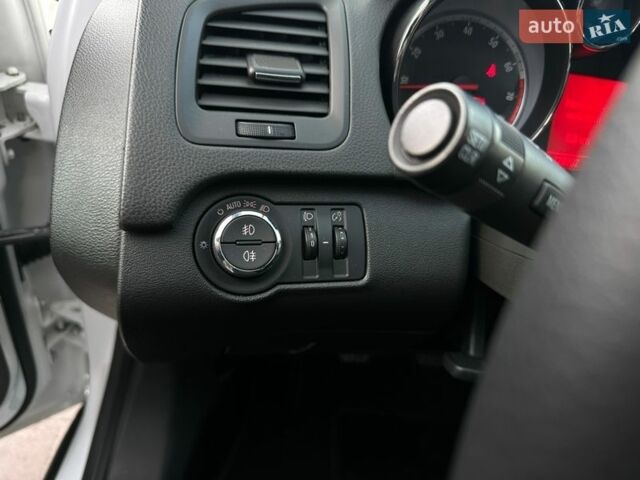 Белый Опель Инсигния, объемом двигателя 1.8 л и пробегом 126 тыс. км за 8199 $, фото 31 на Automoto.ua