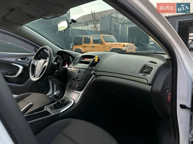 Белый Опель Инсигния, объемом двигателя 1.8 л и пробегом 126 тыс. км за 8199 $, фото 43 на Automoto.ua