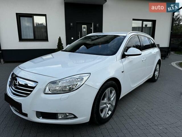 Белый Опель Инсигния, объемом двигателя 2 л и пробегом 245 тыс. км за 7200 $, фото 1 на Automoto.ua