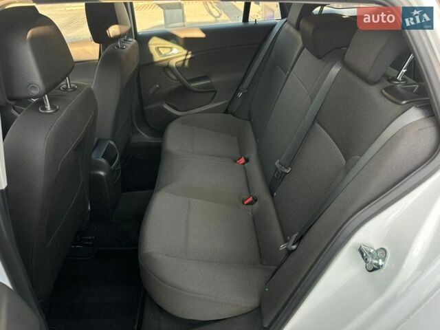 Белый Опель Инсигния, объемом двигателя 1.8 л и пробегом 126 тыс. км за 8199 $, фото 35 на Automoto.ua